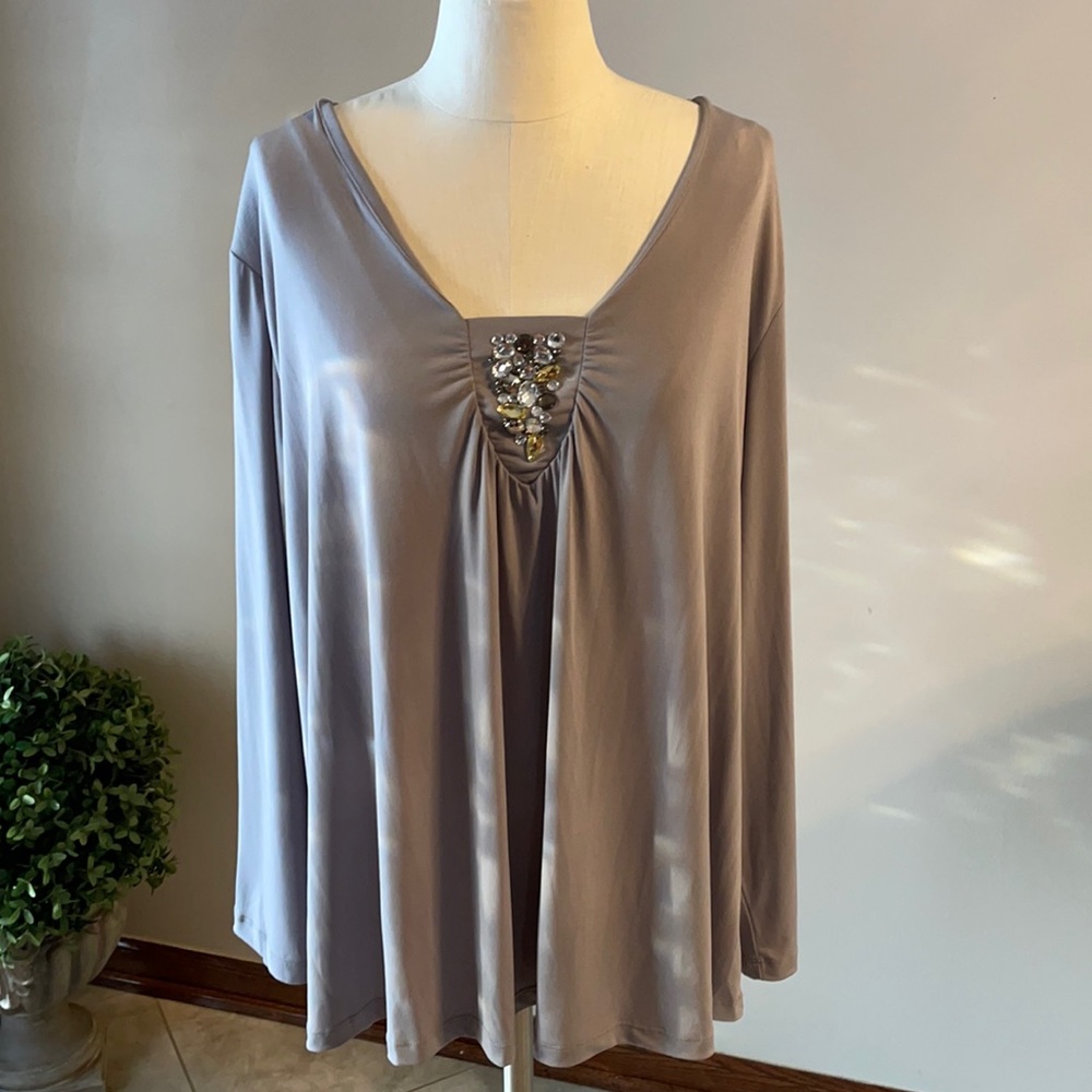 SUSAN GRAVER PLUS SIZE JEWELED tunic top. V neckline, size 3X